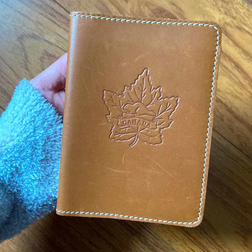 Roots Canada 🇨🇦 Beaver / Maple Leaf Embossed Genuine Leather Passport Holder 🤎